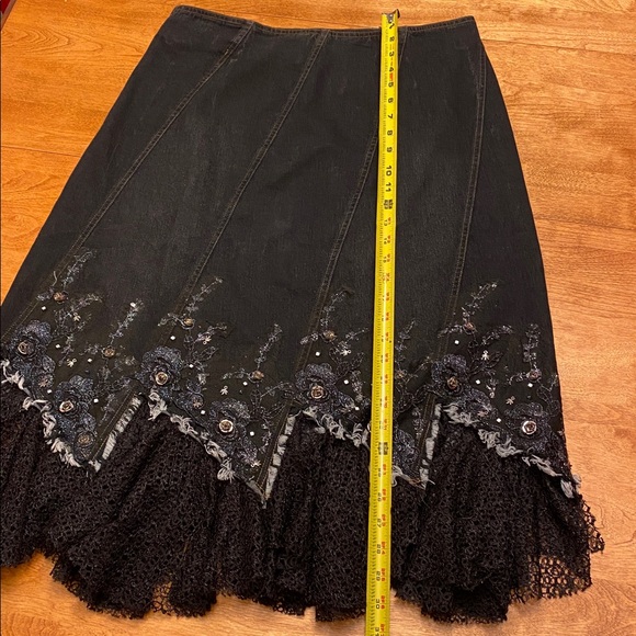 Chic Black Floral Embroidered Skirt - Picture 9 of 11